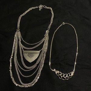 Lot of 2 silver necklaces